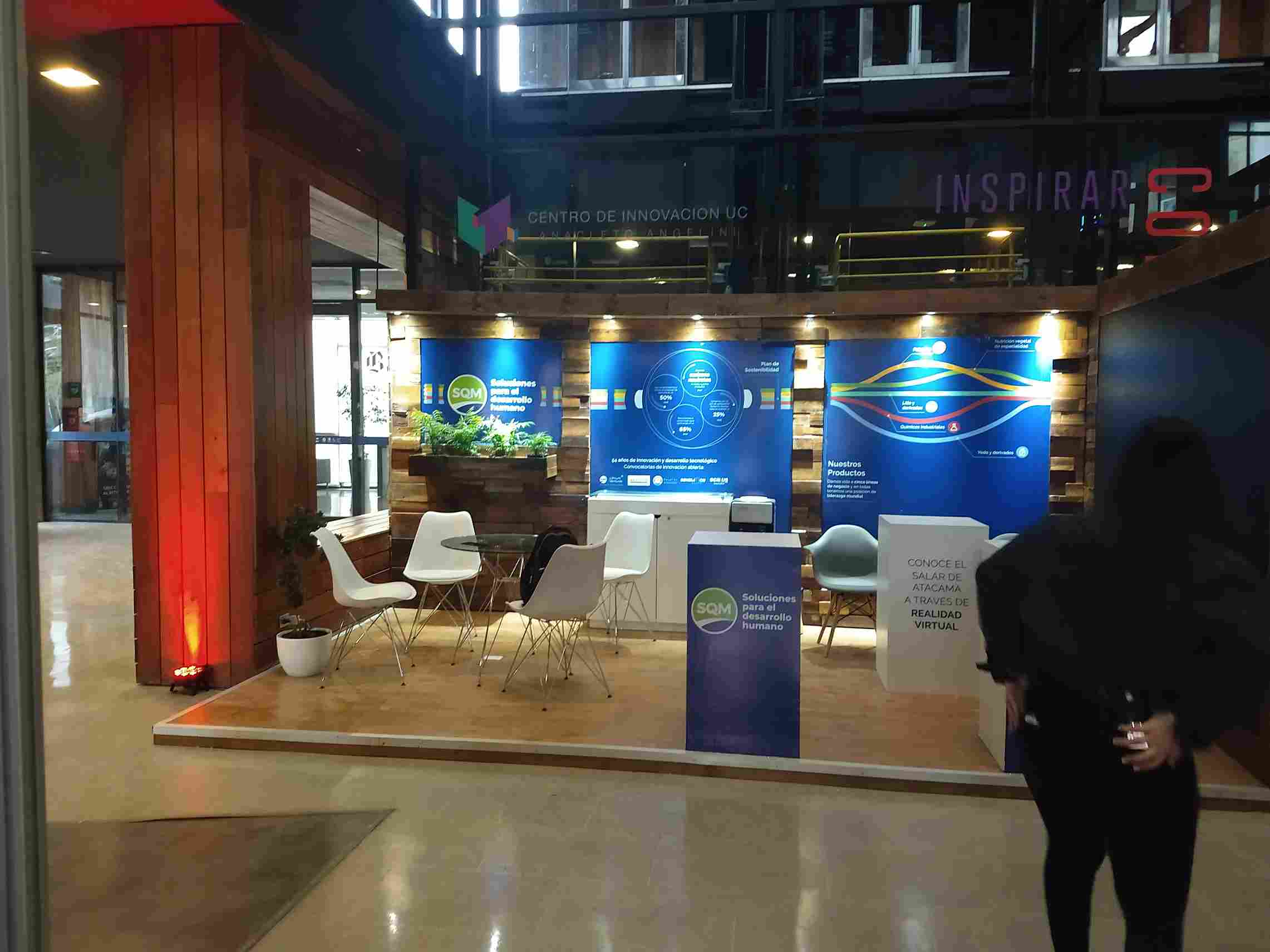 Vista de un stand en azul y verde de SQM