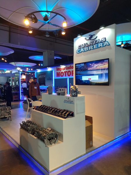 stands de exhibición para eventos empresariales en tonos azulados